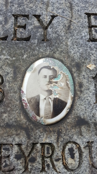 There were a number of graves around 1930 that had these ceramic emblems on them. Most were in very good shape, this one looks like someone had tried to chip it out. I really like these and am sorry not to see more of them. 2016-08-13 14.27.37.jpg